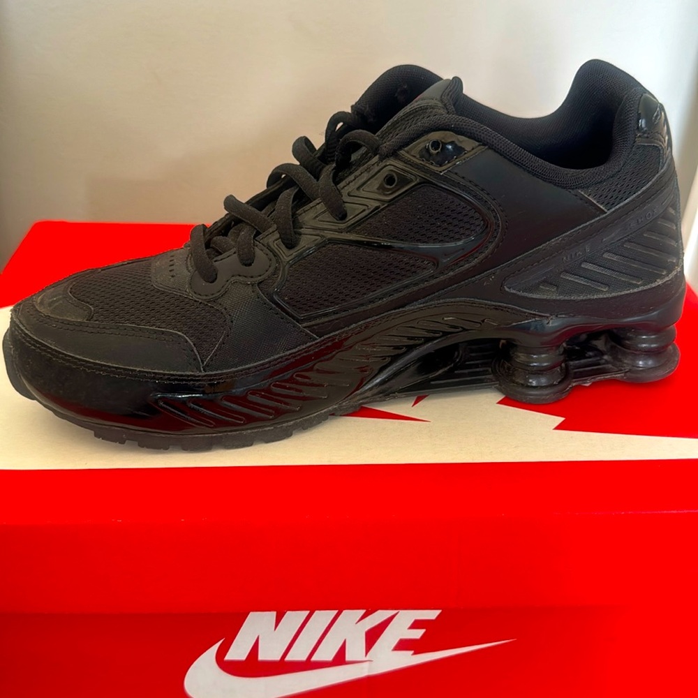 All black Nike shock with red detailing, size 8 women